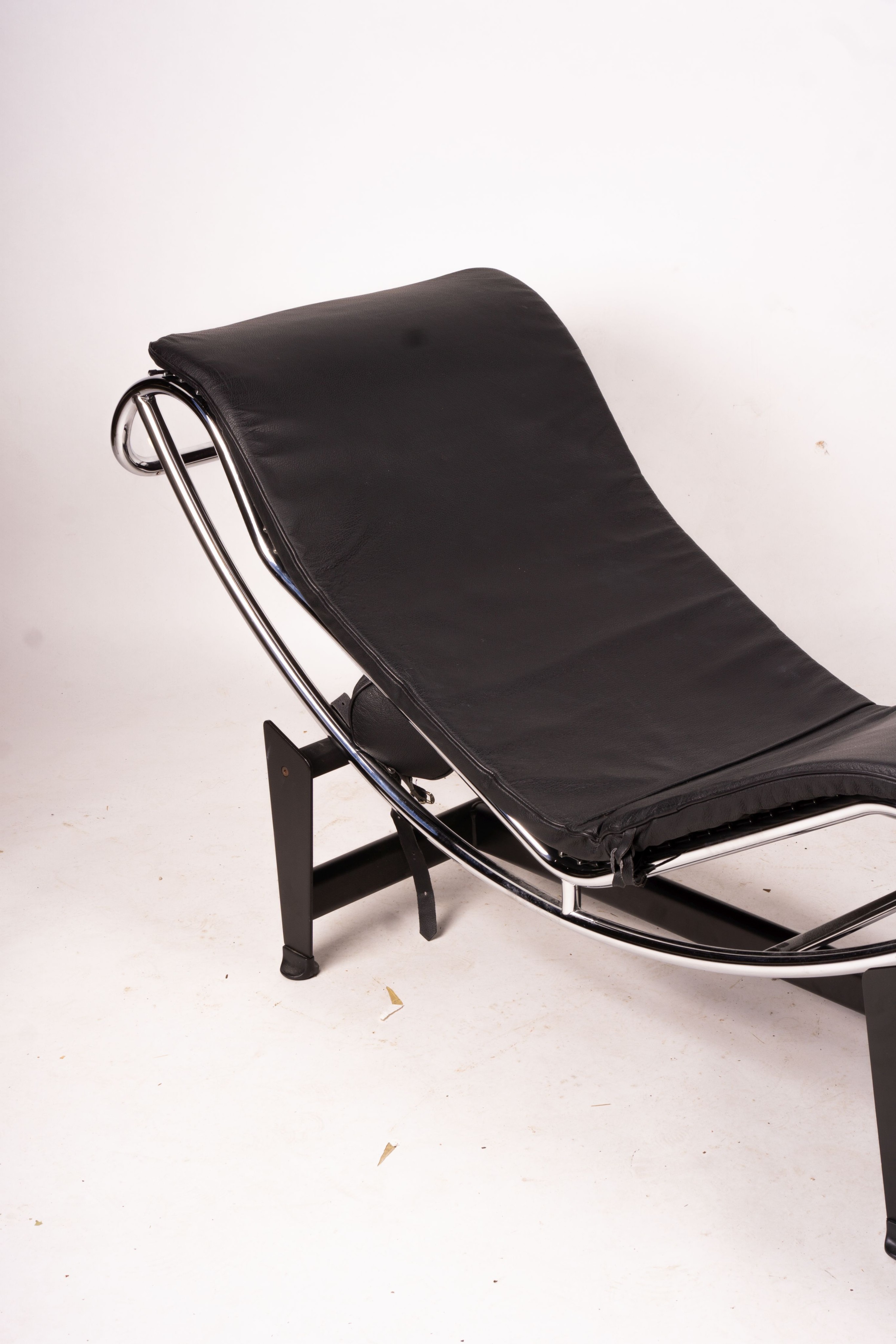 A Corbusier style black leather chaise longue, length 158cm, depth 54cm, height 73cm